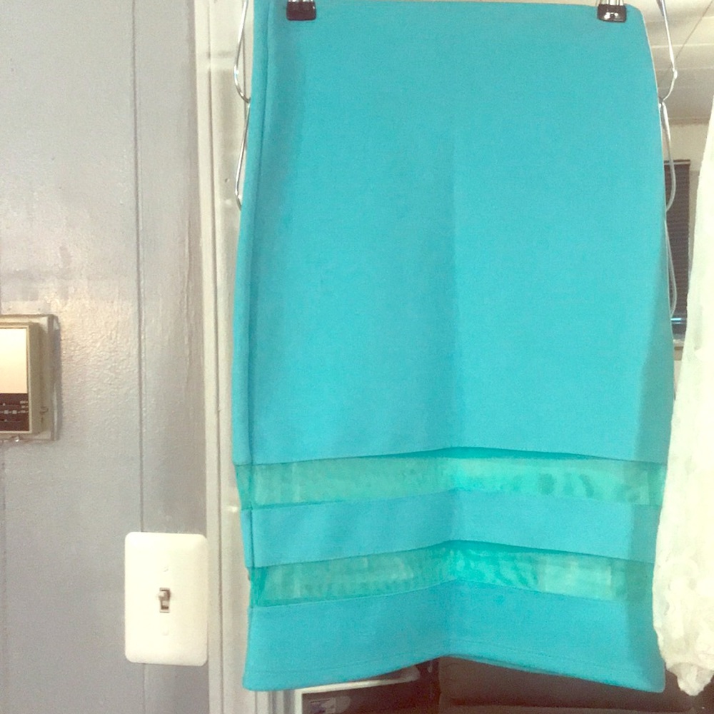 Fitted skirt with shear details